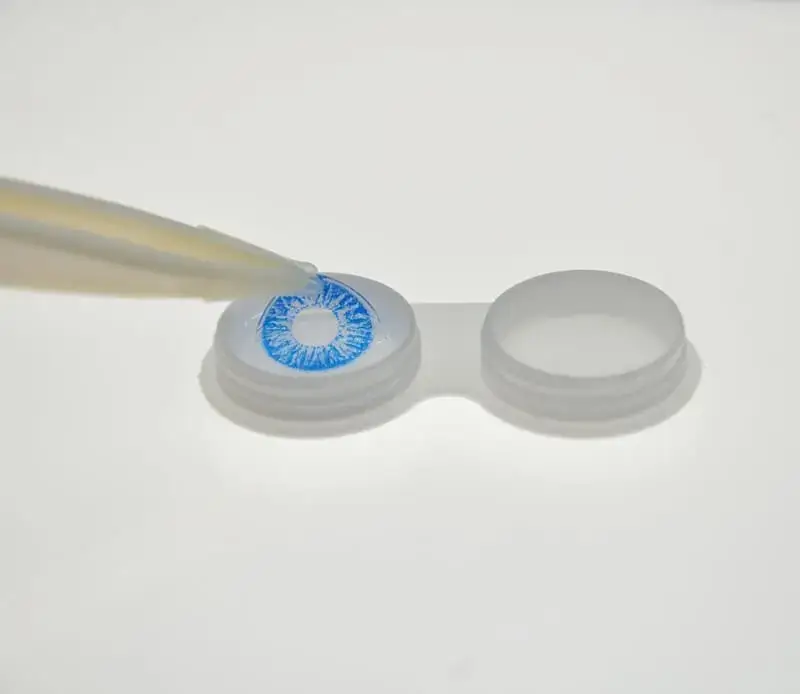 twizzer-holding-contact-lenses-to-show-thickness
